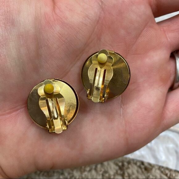 New Without Tags Gold Tone Polished Ball Clip Earrings - Picture 5 of 6